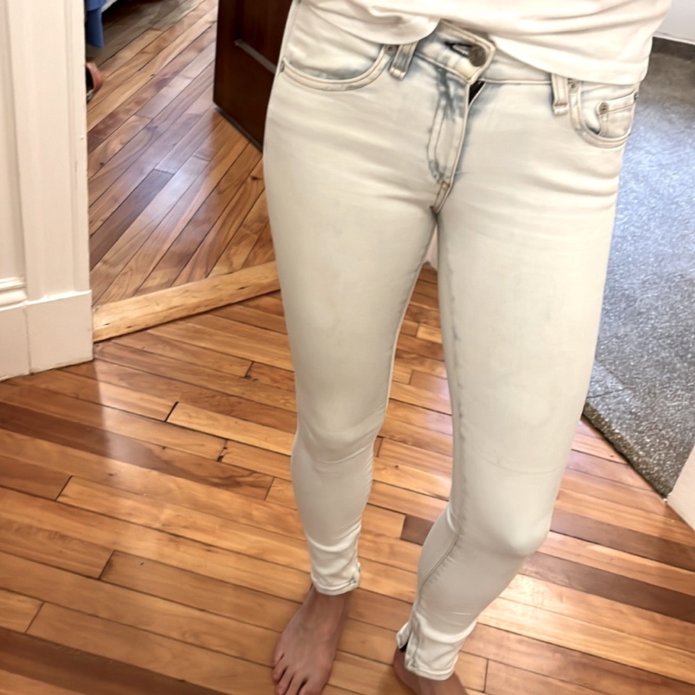 Light wash skinny jeans. Great bum! Zip at ankle.